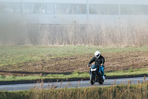 Kırsalda tek başına motosiklet sürmek