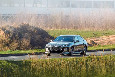 Kırsal alanda enerji tasarruflu SUV seyahat ediyor