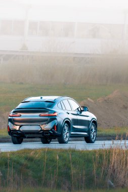 Pürüzsüz kırsal yolda gelecekteki elektrikli SUV