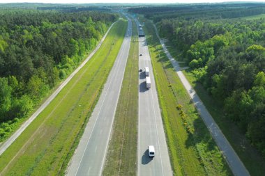Hareket eden trafiği olan yeşil orman arka planı