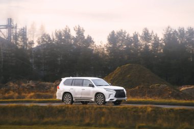 Spor araba sessiz yolda ilerliyor.