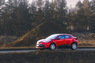 Kentsel arazi aracı manzaralı yolda gidiyor.