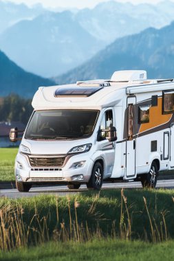 Ormandan ve tepelerden geçen boş bir araç.