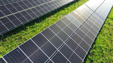 Çiftlik arazisindeki güneş panelleri sıraları