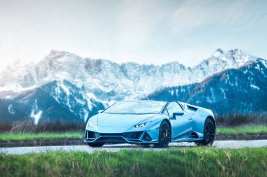 Kırsal yolda modern üstü açık araba.