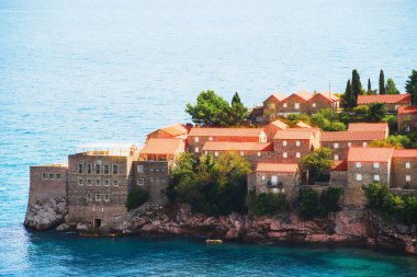 Lüks tatil köyü olan Sveti Stefan adası