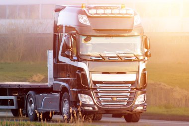 Yüksüz ağır yük taşıyan bir kamyon.