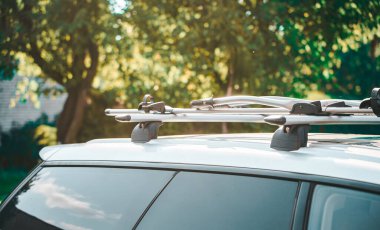 Arabanın çatısına bisiklet rafları yerleştirildi