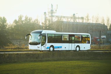 Kırsal otoyolda yolcu vagonu