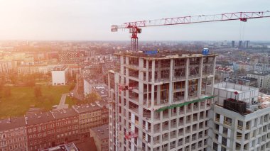 Vinçli ve gökdelenli inşaat alanı