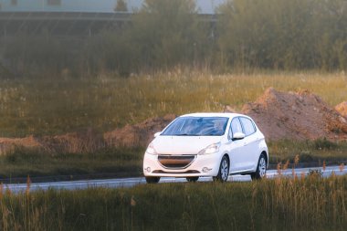 Beyaz araba hareketliliğe yatırımı temsil ediyor