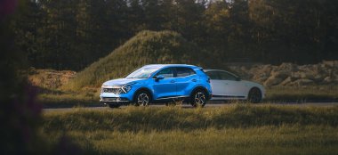 Kırsal alanda hareket eden zarif EV