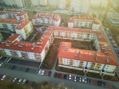 Kırmızı çatıları ve yeşil bahçeleri olan yerleşim yerleri.