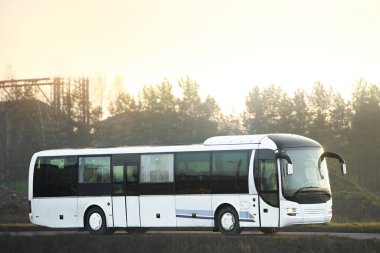 Kırsal asfalt yolda yolcu otobüsü