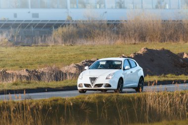 Kırsal bölgede elektrikli arazi aracı sürücüsü.