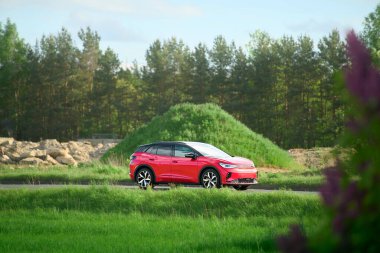 Modern Verimlilik ve Tarzın Gösterisinde Elektrikli Araba Yolda Kayıyor