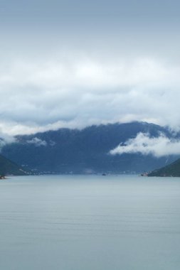 Dağlı ve bulutlu Kotor Körfezi