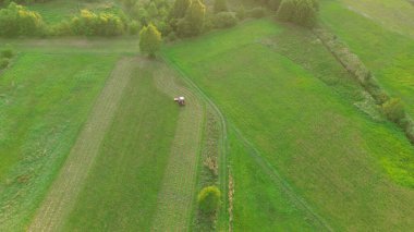 Yeşil alan biçen hava görüntüsü çekici