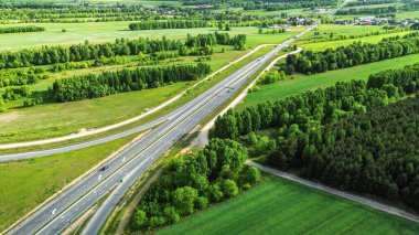 Kırsal alanda kavisli otoyol rampaları