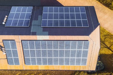 Evin çatısı üzerindeki güneş panelleri.