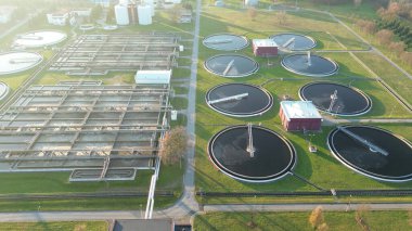 Dairesel tankları olan su arıtma ve arıtma tesisi