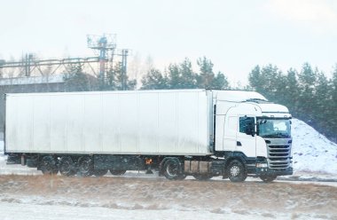 Beyaz karavan, kış yolunda.