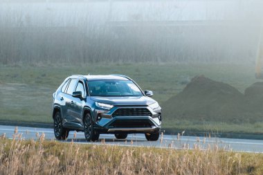 Zarif 4x4 araç doğada seyahat ediyor.