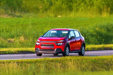 Güneşli bir tatil güzergahında hızlı bir SUV sürüyorum.