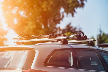 Arabanın çatısındaki bisiklet rafı sonbahar seyahatine hazır.