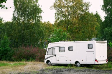 Dışarıdaki bir ormanda park edilmiş bir karavan.