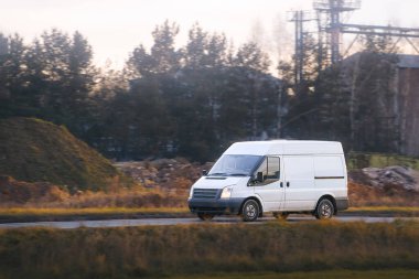 Minibüs güneş ışığında kırsal yolda