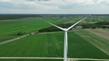 Manzaralı tarlalarda rüzgar jeneratörü