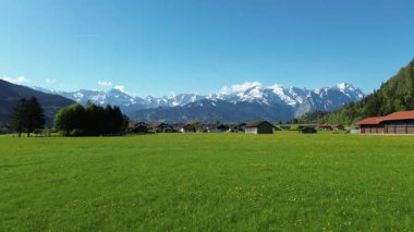 Ahırların ve dağ vadisinin üzerindeki bulutlu gökyüzü