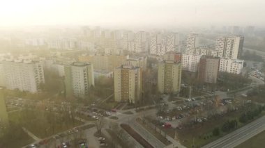 Yolları ve apartmanları olan şehir silüeti