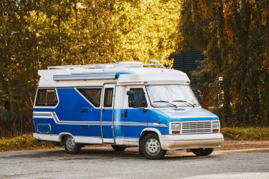 Sessiz, yeşil bir alanda eski moda bir karavan.