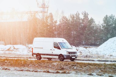 Buzlu koşullarda kış arabası sürüyor.