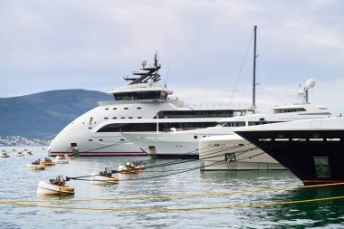 Yatlar rıhtıma yanaşmış..