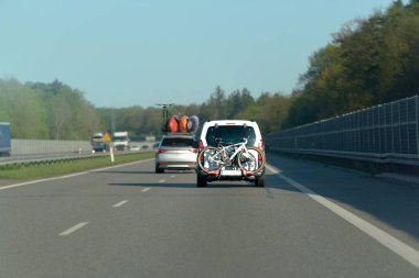 Araç rafında bisikletle eğlence gezisi.