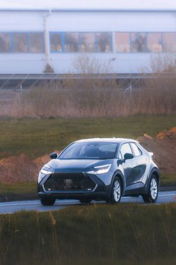 Modern Verimlilik ve Tarzın Gösterisinde Elektrikli Araba Yolda Kayıyor