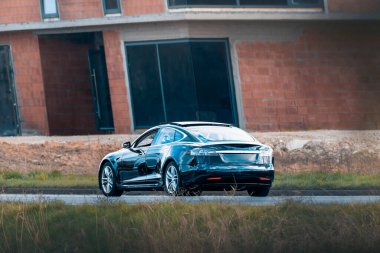 Çevre dostu araba açık arazide seyahat ediyor.