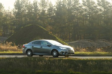 Altın saat boyunca lüks araba sürme