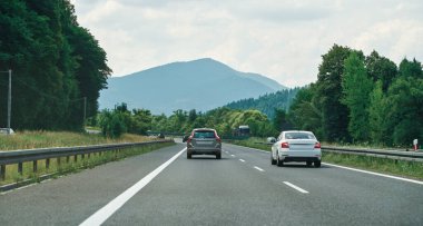 Dağ manzaralı kırsal otoyolda trafik