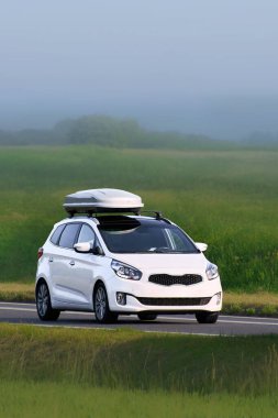 Huzurlu tarım arazisi yolunda araba yolculuğu