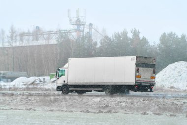 Soğuk kış manzarasında nakliye aracı
