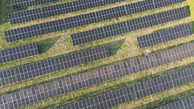 Bir alanda güneş panelleri ile yeşil enerji çözeltisi