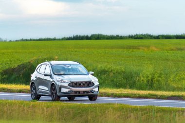 Şehir dışına çıkan rahat bir aile arabası.