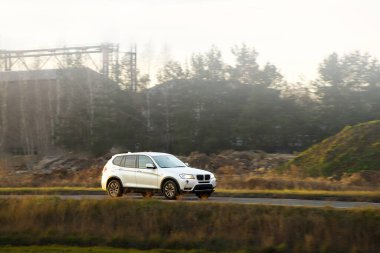 Manzaralı yolda giden lüks SUV.