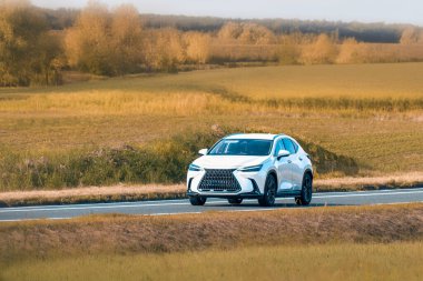 Modern bir SUV ile yolculuk macerası.