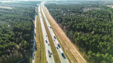 Yarı kamyon asfalt yolda gidiyor.