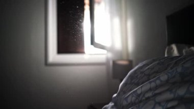 Yumuşak güneş ışığıyla aydınlatılmış rahat bir yatak.